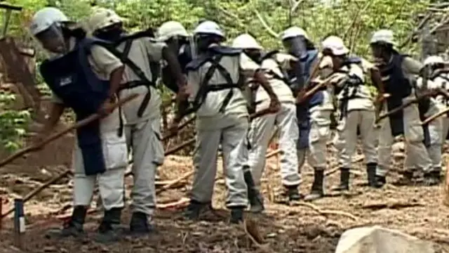 ශ්‍රී ලංකාවේ යුද කලාපයේ බිම්බෝම්බ ඉවත් කිරීමේ නිරත කණ්ඩායමක් 