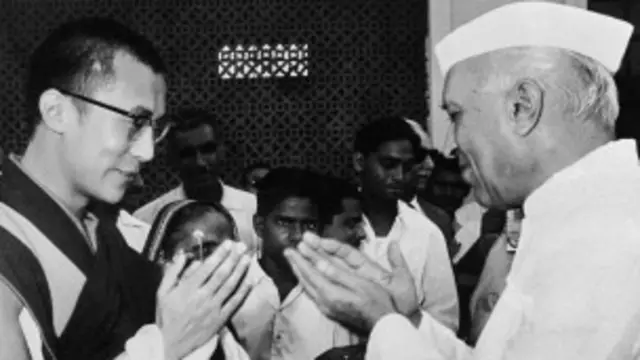 दलाई लामा के साथ दिख रहे हैं नेहरू. नेहरू शरणार्थियों की हरसंभव मदद करने की कोशिश करते थे