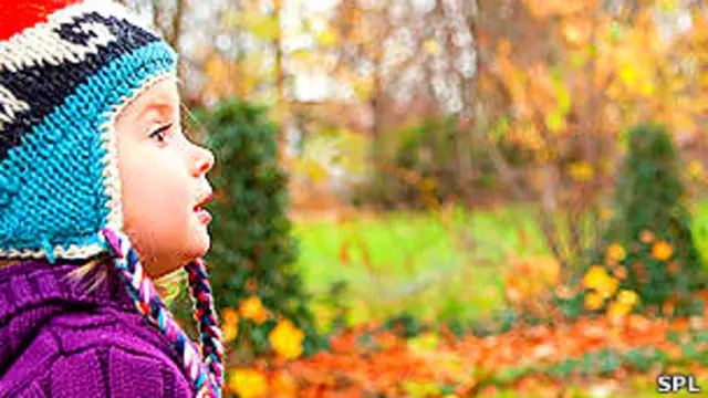 Niña jugando en un bosque