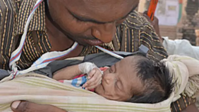 अपने पिता की गोद में बेटी