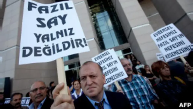 Десятки людей собрались возле здания суда