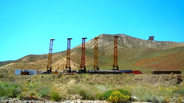 این معدن در سال ۱۹۷۳ توسط گروه از زمین شناسان افغان به همکاری مهندسان روسی کشف شد و در سال ۱۹۷۴ کارهای اکتشافی آن آغاز گردید