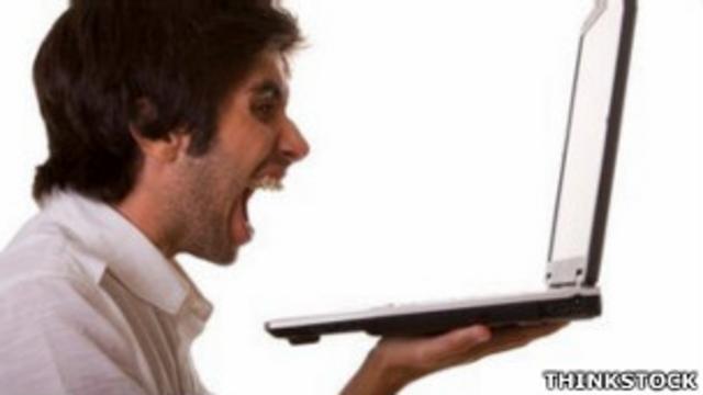 Hombre gritándole a su laptop