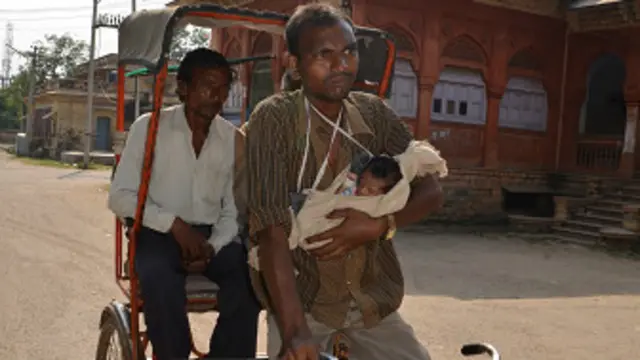 बीबीसी हिंदी के कई पाठकों ने बबलू की मदद की पेशकश.