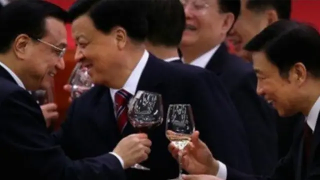 चीन में काले कपड़े और काले बाल ज़रूरी