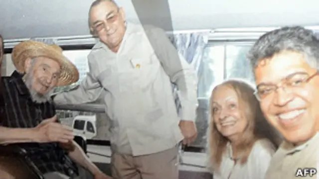 Exvicepresidente de Venezuela, Elias Jausa, muestra la foto de su encuentro con Fidel Castro