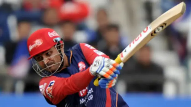 وریندر سہواگ نے 12 چوکوں اور آٹھ چھکّوں کی مدد سے 122 رنز بنائے