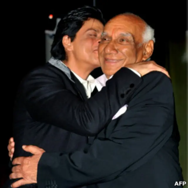 यश चोपड़ा को उनके 80वें जन्मदिन पर बधाई देते शाहरुख़ ख़ान.