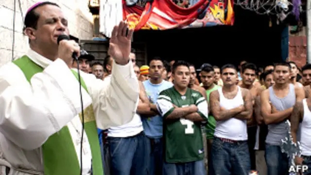 El obispo católico Fabio Colindres es uno de los mediadores en la tregua entre la MS y Barrio 18