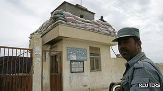 स्कूल के आगे पहरा देते सुरक्षाकर्मी