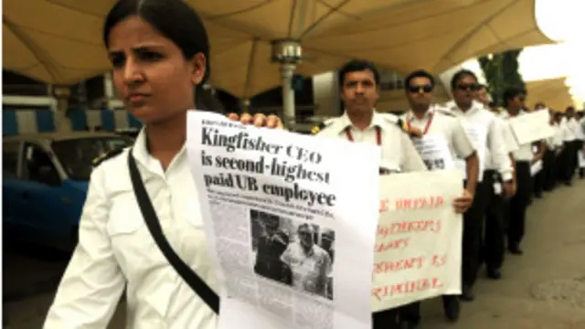 किंगफिशर एयरलाइन्स के कर्मचारी अपने वेतन दिए जाने की मांग के साथ कई प्रदर्शन कर चुके हैं.