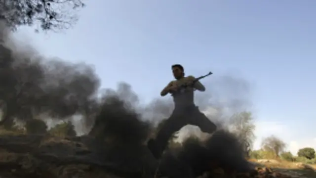 شامی حزبِ مخالف فری سیریئن آرمی کا ایک جنگجو تربیتی مشقوں سے گزرتے ہوئے