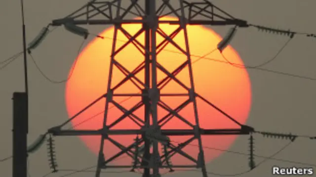 Torre elétrica con el sol