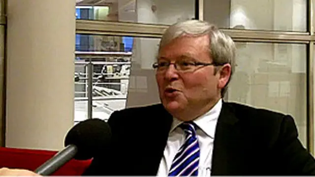 陸克文說，「澳大利亞經濟正處在十字路口，面臨何去何從的重大抉擇。」