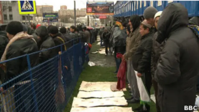 Прихожане московской Соборной мечети заполнили все ближайшие улицы на несколько километров