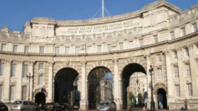 1912年完工的海軍拱門是為紀念維多利亞女王而建。