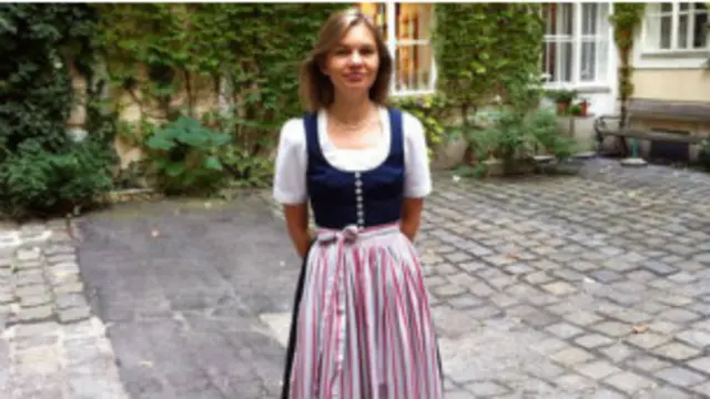 la reportera con el dirndl