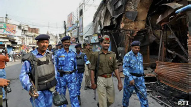 फ़ैज़ाबाद में गश्त लगाते सिपाही 