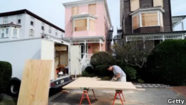 Житель Нью-Джерси укрепляет свой дом