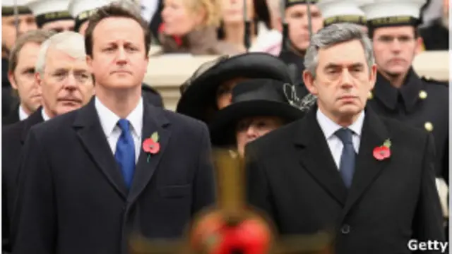 David Cameron y Gordon Brown con la amapola
