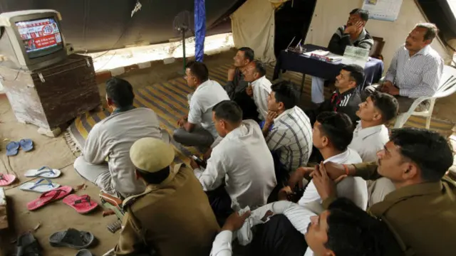 टीवी देखते लोग