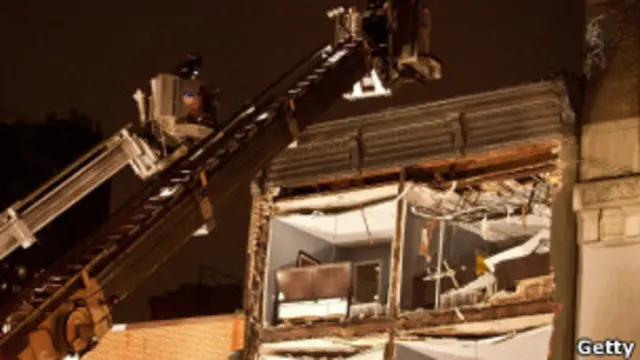 Пожарники осматривают дом в Нью-Йорке, у которого обвалилась наружная стена