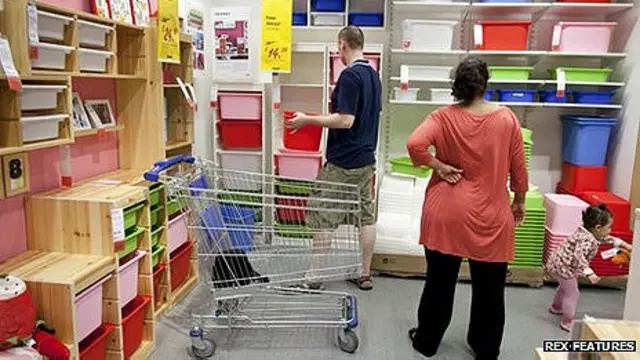 Clientes de Ikea en sección para bebés