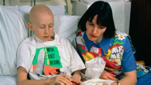 Niño con cáncer y su madre