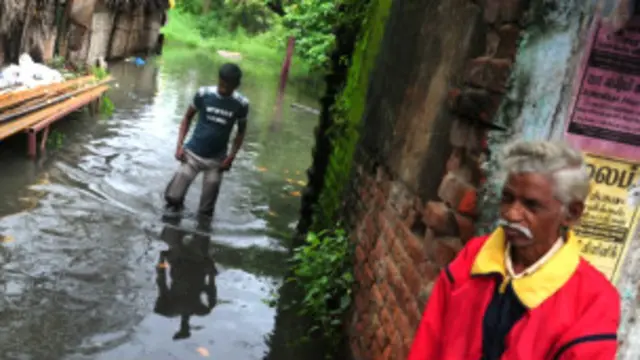 तूफ़ानों की वजह से कई दिनों तक जनजीवन असामान्य हो जाता है.