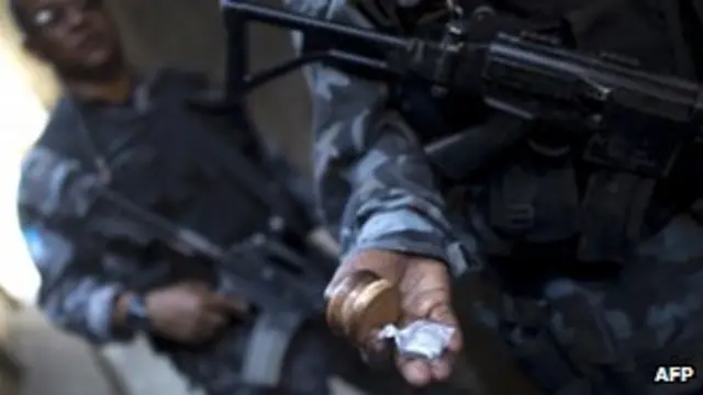 La policía brasileña afirma que los perros han hecho hallazgos importantes durante las redadas policiales. 