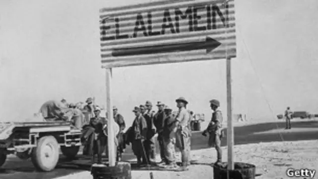 Британские солдаты возле указателя на Эль-Аламейн.