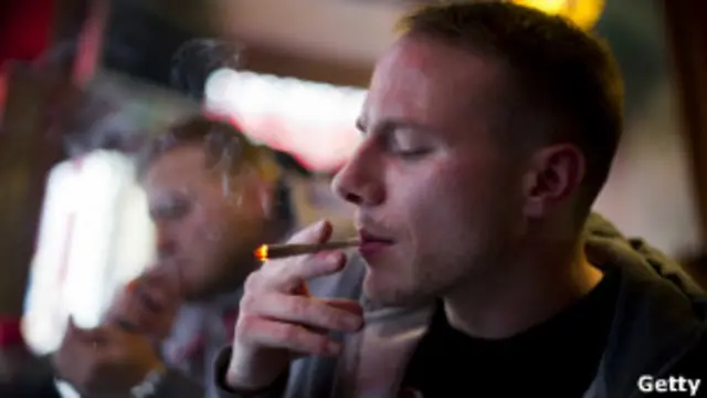 Курильщик в амстердамском кофешопе