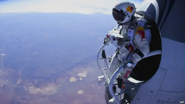 Felix Baumgartner a segundos de saltar desde su cápsula.
