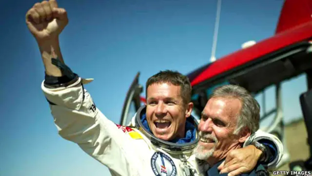 Baumgartner celebrando junto a su equipo.