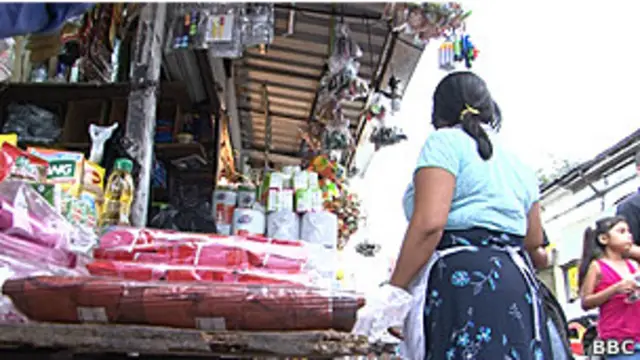 Mujer en un mercado de San Salvador