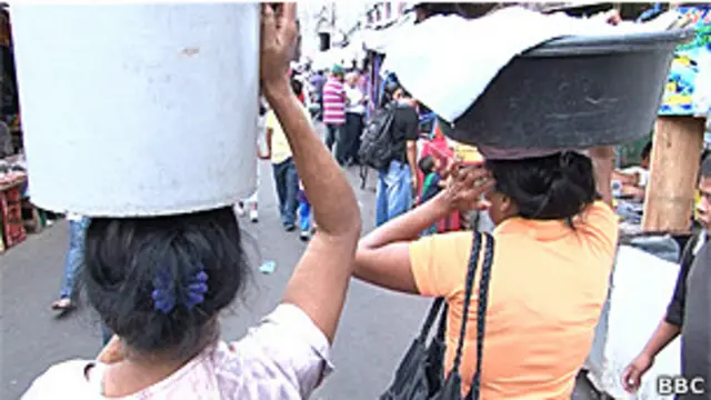 Mujeres en un mercado de San Salvador