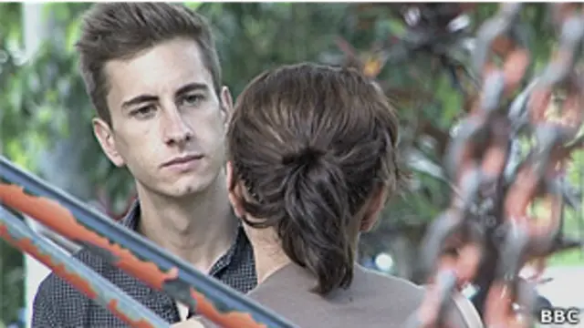 Una víctima de violencia doméstica habla con el periodista de la BBC Ignacio de los Reyes