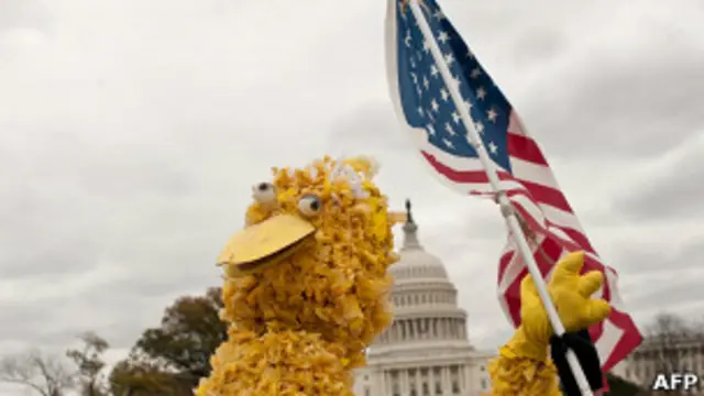 Демонстрант в костюме Большой Птицы