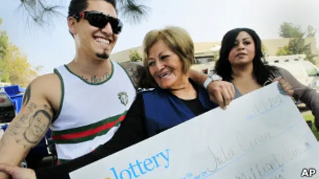 Julie Cervera con sus hijos