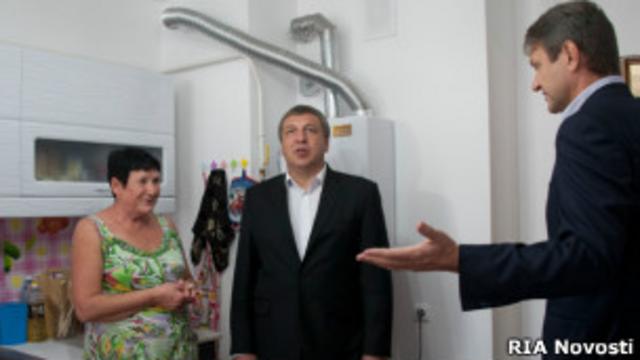 Новый глава минрегиона Игорь Слюняев в квартире в 
микрорайоне "Озерки"  