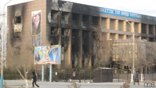 Здание со следами пожара в казахстанском городе Жанаозен