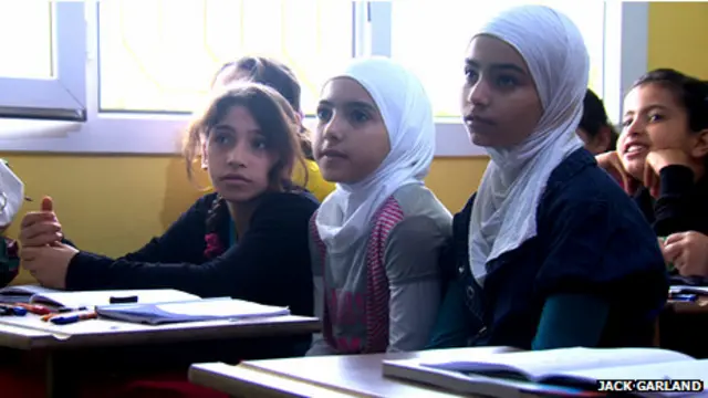 Un grupo de niños atiende a las clases que su profesora imparte en sirio. El gobierno turco quiere que estas escuelas funcionen adentro de los campamentos.