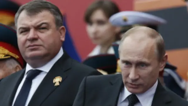 रुस के राष्ट्रपति व्लादिमीर पुतिन रक्षामंत्री एंटॉले सर्देयूकोव के साथ. फाइल फोटो