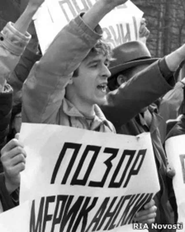 Советская демонстрация против бомбардировок Ливии