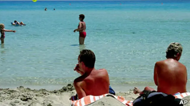Отдыхающие на пляже на Кипре