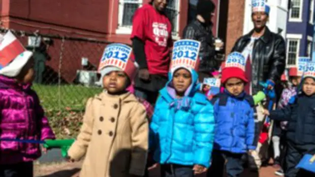 बच्चे चुनाव प्रचार करते हुए