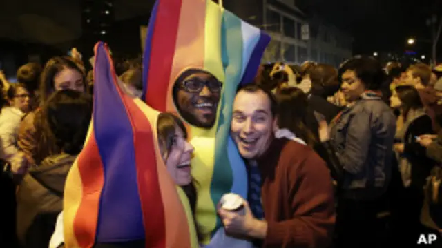 Activistas gay celebran resultado del referendo