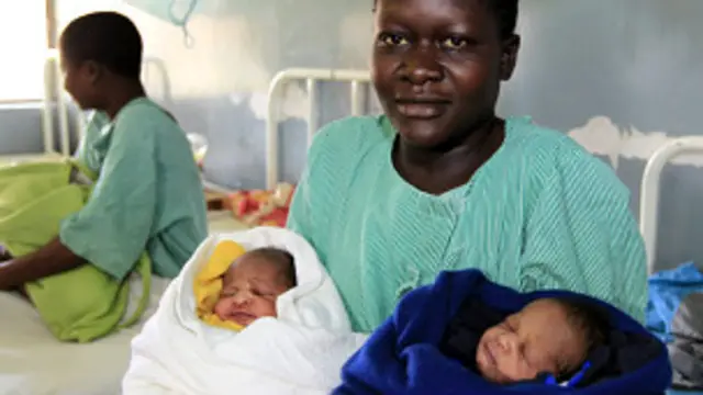 मिलिसेंट अवूर अपने जुड़वाँ बच्चों के साथ