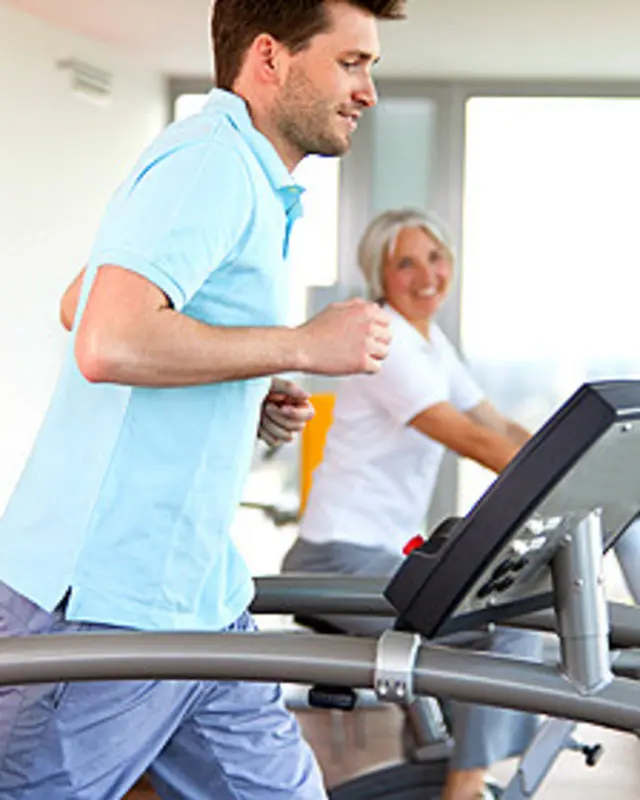 Hombre y mujer en el gimnasio Foto: SPL