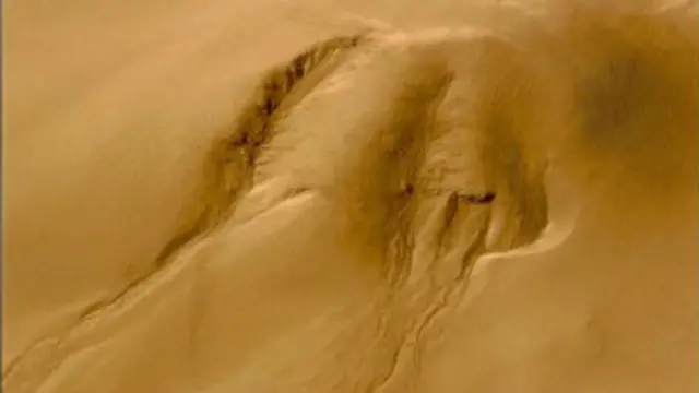 Los signos de erosión del agua y el flujo de escombros en Marte se ven en esta imagen de alta resolución.